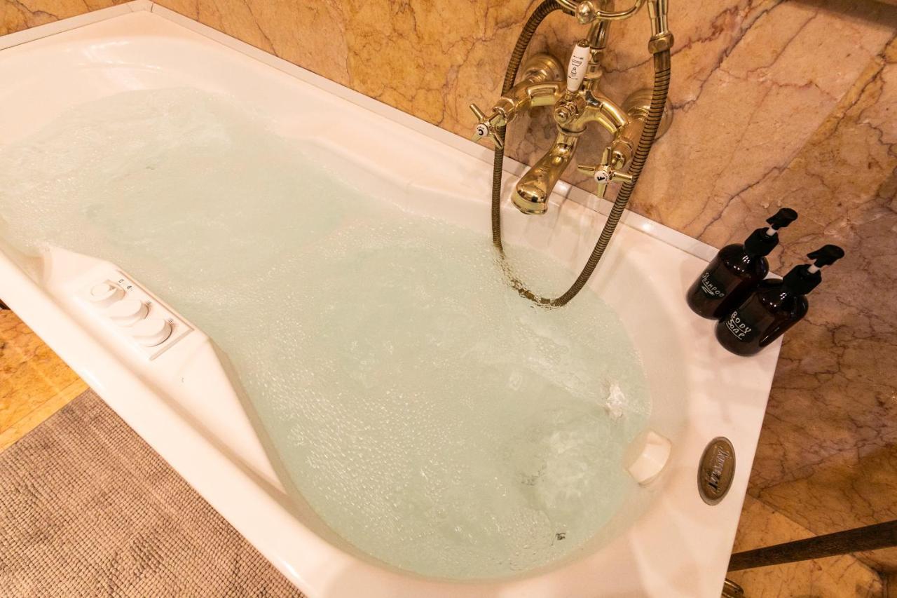 Klimt - Jacuzzi 5 Star - Luxury Design Apartment Milan Bagian luar foto