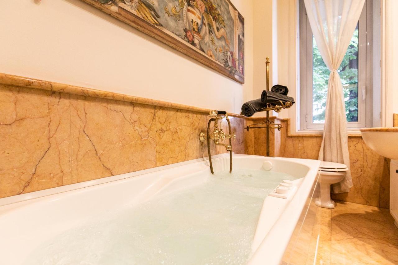 Klimt - Jacuzzi 5 Star - Luxury Design Apartment Milan Bagian luar foto